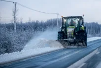 Kelininkai įspėja vairuotojus: keliai ir toliau barstomi, bet vairuotojai raginami neskubėti