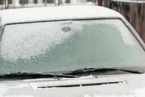 Ledas nukrenta per sekundes: revoliucinis būdas atitirpdyti automobilio langus be šildymo