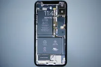 „iPhone“ lėktuve gali išsipūsti akimirksniu: tylus ženklas, kurį ignoruoja beveik visi, o paskui gailisi