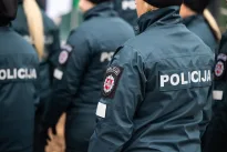 Netikėtas radinys Mažeikiuose: policijos pareigūnai aptiko naminės degtinės gaminimo įrangą