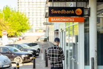 Bankas ragina nedelsiant pasirūpinti grynaisiais: „Swedbank“ siunčia įspėjimą, būtina reaguoti