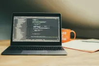 E.Musko dirbtinio intelekto įrankis sukėlė tarptautinį pasipiktinimą, „Grok“ atsidūrė teisininkų taikiklyje