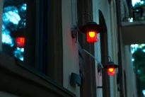 Danija ryžosi įdomiam eksperimentui: gatvėse įsižiebė raudona šviesa, galinti pakeisti miestų kasdienybę