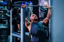 Grįžimas į sportą po ilgos pertraukos: gydytojas perspėja, ką išduoda raumenų skausmas