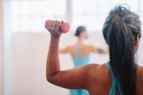 Pamiršk ankstyvas sidabrines sruogas: 7 kasdieniai produktai, kurie gali padėti sulėtinti plaukų žilimą