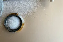 Paprastas, bet veiksmingas triukas: kodėl į klozetą beriu žiupsnelį druskos?