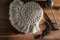 Makramė grįžta ir užkariauja namus: štai kodėl šio rankdarbio dabar nori išmokti kiekvienas