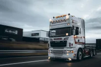 Vilkikų vairuotojų trūkumas grįžta: įdarbinimo kaina šoktelėjo ketvirtadaliu per metus