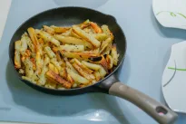 Visą gyvenimą bulves kepiau neteisingai: vienas paprastas triukas viską pakeitė