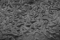 Lazeriai vietoje chemijos: sukurta tampri medžiaga, atstumianti net agresyvias rūgštis