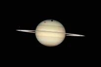 Mokslininkai negali tuo patikėti: mažytis Saturno palydovas siunčia signalus, kurių niekas nesitikėjo