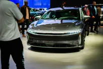 Kalifornija atsitraukė: „Tesla" ir toliau gali vykdyti prekybą, nepaisant anksčiau pateiktų kaltinimų