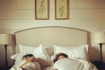 4 britų gydytojo patarimai, galintys sumažinti ar net sustabdyti knarkimą