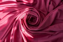 Rožinė spalva užkariauja grožio pasaulį: universalūs atspalviai ir derinimo taisyklės