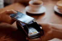 Bankas sustabdė pavedimą draugui: 50 eurų pervedimas sukėlė visišką chaosą, moteris to nesitikėjo