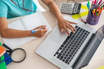 Tvarumo vajus mokyklose: šimtai mokyklų pereina prie naujos sistemos, tėvams verta žinoti