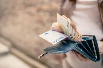 Atsiskaitymas grynaisiais tampa problema: Lietuvoje daugėja vietų, kur jūsų neaptarnaus