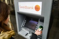 „Swedbank“ pokyčiai palies kiekvieną: daugiau grynųjų, bet kai kuriems klientams teks susimokėti