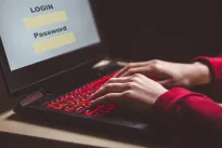 Ekspertai įspėja apie naują sukčiavimo bangą: pavieniai atvejai gali virsti sistemine ataka