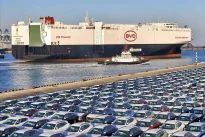 Vietiniai gamintojai triuškina konkurentus: Kinijoje dominuoja BYD, „Tesla“ praranda savo pozicijas