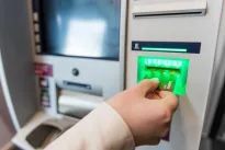 „Swedbank“ klientai neslepia įsiūčio: kilo masinis pasipiktinimas, bankomatai kelia galvos skausmą