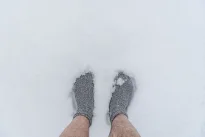 Kariškių triukas, kuris žiemą gelbsti tūkstančius: net ir su plonomis kojinėmis kojos nebešals