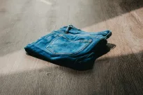 Džinsai blunka, traukiasi ir deformuojasi ne šiaip sau: viena skalbimo klaida viską paaiškina