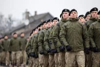 Į sąrašus įtraukta dešimtys tūkstančių jaunuolių: ką privalote žinoti apie karo prievolę šiemet