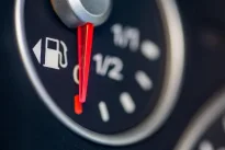 Kiek galima nuvažiuoti su degančia kuro lempute? Pateikiamas atsakymas, kuris nustebins daugelį