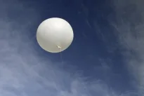 Keistas radinys sostinėje: prie Neries nusileido meteorologinis balionas su netikėtu turiniu