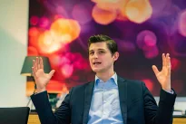 Rankos kalba garsiau nei žodžiai: naujas tyrimas keičia viešo kalbėjimo taisykles