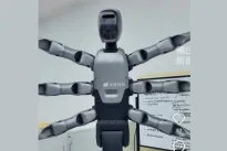 Joks žmogus tiek nesuspėtų: humanoidas su 6 rankomis ir ratais gamyklose keičia žmones