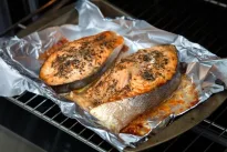 Orkaitėje kepta žuvis skanesnė nei restorane: paprasta taisyklė, kuri leis mėgautis puikiu rezultatu