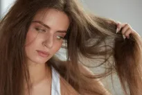Glotnūs plaukai net žiemą: paprasti žingsniai be brangių priemonių