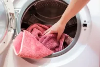 Niekada nedėkite šių daiktų į skalbimo mašiną, meistrai įspėja, kad tai gali turėti katastrofinių padarinių