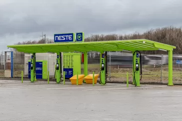 „Neste Lietuva“ skelbia apie įspūdingą naujieną elektromobilių turėtojams: atidaroma pirmoji 300 kW galios elektromobilių įkrovimo stotelė, tačiau tai dar ne viskas