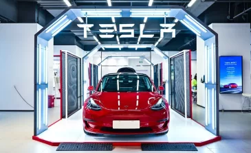 JAV elektromobilių rinkoje – visiškas „Tesla“ dominavimas: naujausia statistika atskleidžia neįtikėtiną bendrovės populiarumą