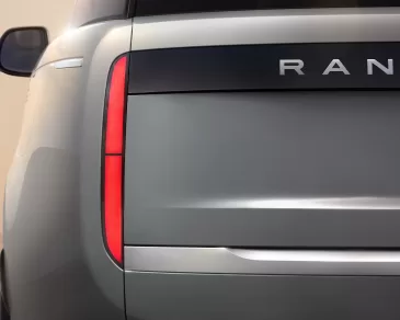 Pažvelkite į labai lauktą „Range Rover Electric“ elektromobilį: gamintojas atskleidžia kai kurias detales, formuoja laukiančiųjų sąrašą