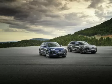 „Audi“ pristato dar vieną ypač efektyvų šios šeimos atstovą: naujasis „Audi Q6 e-tron performance“ aprūpintas galiniais varomais ratais ir puikiu nuvažiuojamu atstumu