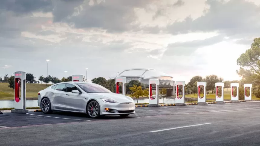 „Tesla” vairuoti norės daugelis: kraunančius bateriją „McDonald’s” vaišins mėsainiais