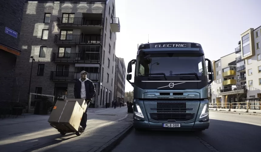 Nulinė emisija pristatant prekes – realybė: DHL užsisakė dešimtis elektrinių „Volvo Trucks“ sunkvežimių