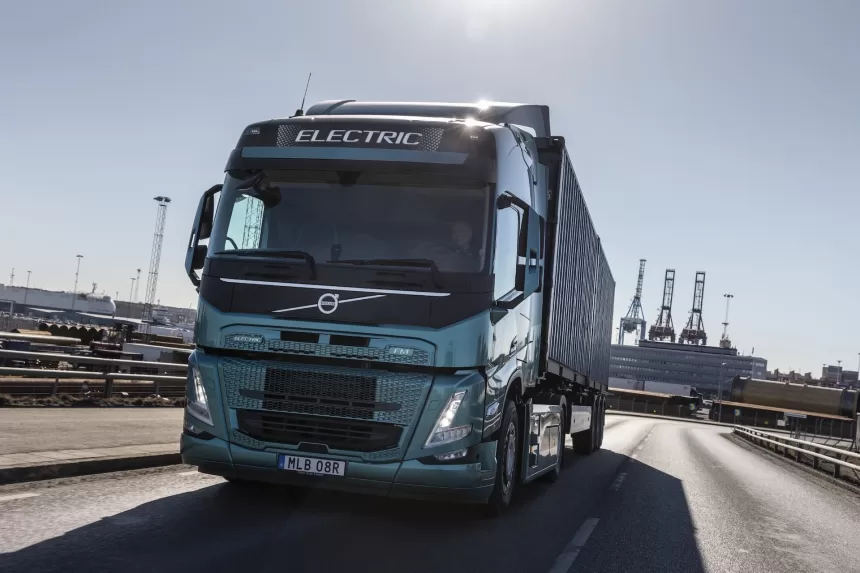 Proveržis greitajame elektrinių sunkvežimių įkrovime - „Volvo Trucks“ pristato naują paslaugą