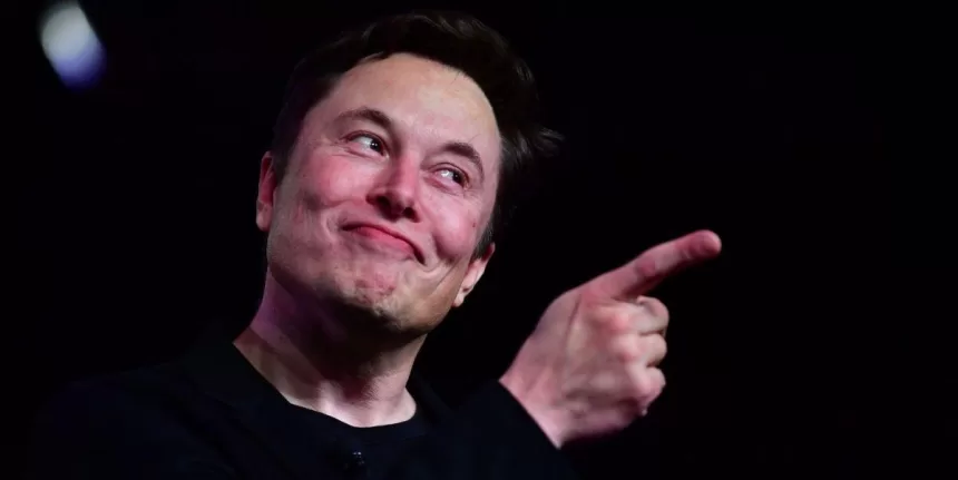 Elonas Muskas negali neprisišnekėti: buvo priverstas ištrinti skandalingą įrašą apie „Tesla”