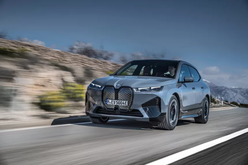 BMW ketina driokstelėti: rudenį pasirodys du nauji elektromobiliai, vienas iš jų M serijos