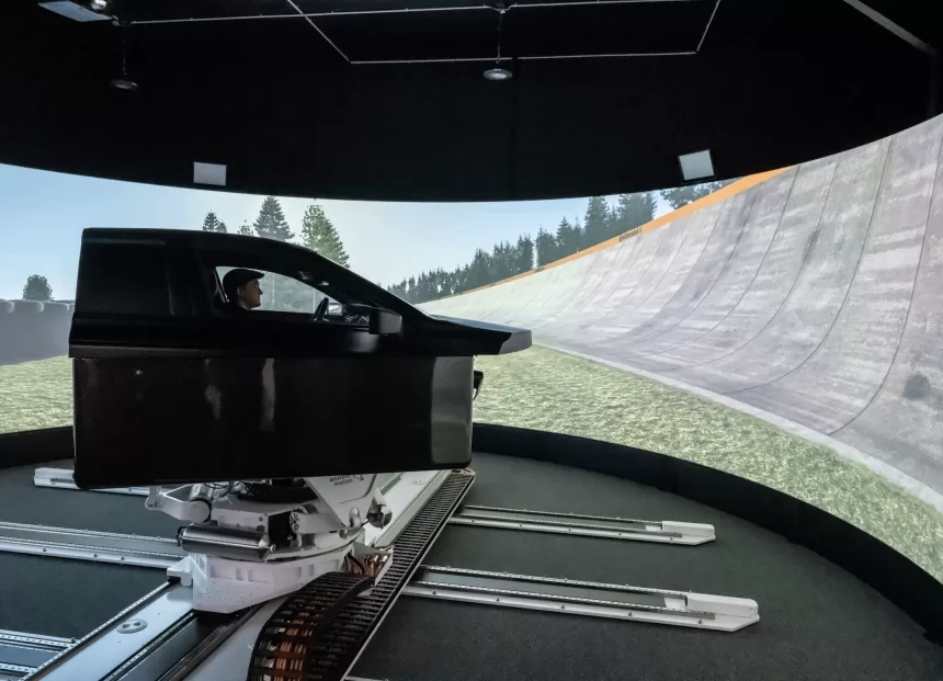 „Continental“ pradėjo bandymus naujame važiavimo simuliatoriuje