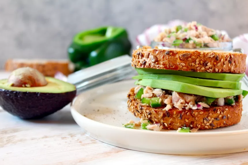 Kitokių sumuštinių šią vasarą nebetepsite: išpopuliarėjusio „tunokado“ receptas nudžiugins skoniu ir savikaina