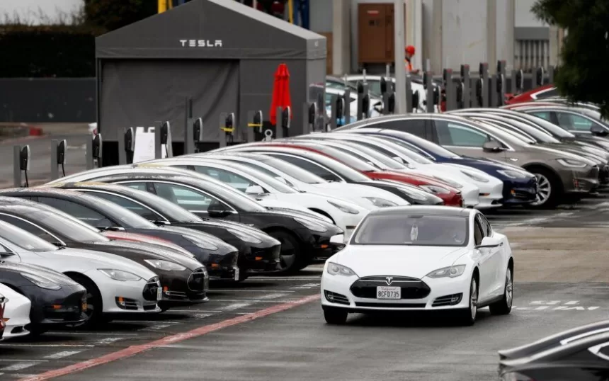 Elektromobilių rinkoje – E.Musko valdomos bendrovės lyderystė: „Tesla“ užfiksavo ženkliai išaugusius pardavimus, kurie atskleidžia labai įdomią tendenciją